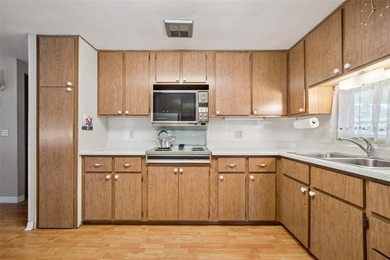 Welcome to easy Florida living in this charming 2 bedroom, 2 - photo 7
