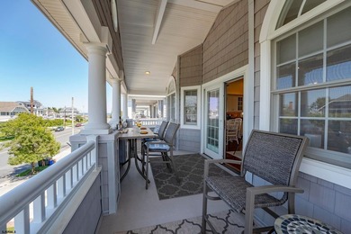Exceptional custom-built Gardens home offering a spacious floor - photo 6