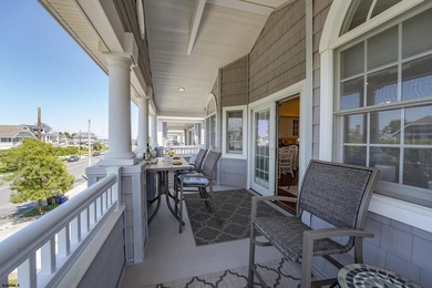 Exceptional custom-built Gardens home offering a spacious floor - photo 6