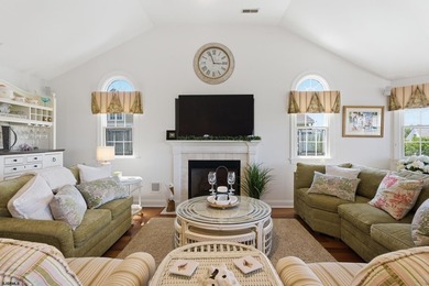 Exceptional custom-built Gardens home offering a spacious floor - photo 8