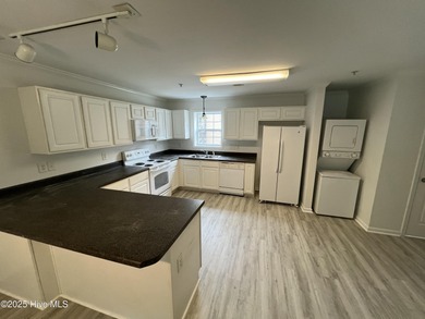 Don't miss this 3-bedroom, 2.5-bath townhouse located in the - photo 4