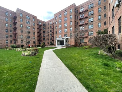 Welcome to The Fontaine in Forest Hills! Spacious one bedroom in