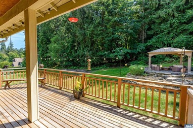 Tucked into a peaceful setting, this spacious 4-bedroom, 2 - photo 38
