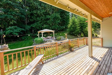 Tucked into a peaceful setting, this spacious 4-bedroom, 2 - photo 39