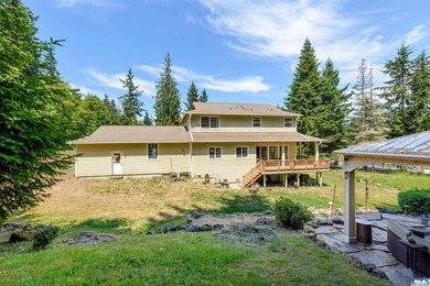 Tucked into a peaceful setting, this spacious 4-bedroom, 2 - photo 44