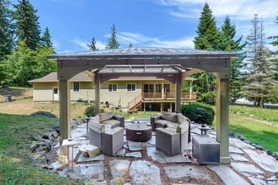 Tucked into a peaceful setting, this spacious 4-bedroom, 2 - photo 45