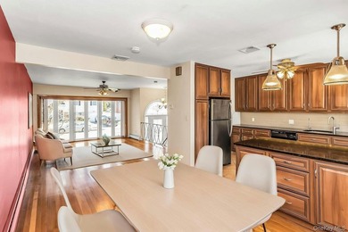 Diamond-condition Wantagh split: 3 beds, 2.5 baths, oversized - photo 13