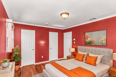 Diamond-condition Wantagh split: 3 beds, 2.5 baths, oversized - photo 15