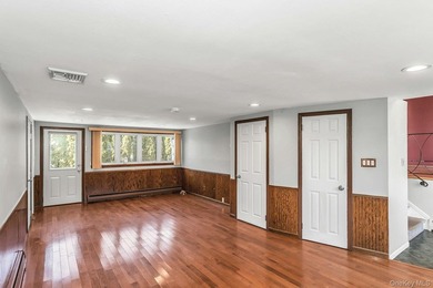Diamond-condition Wantagh split: 3 beds, 2.5 baths, oversized - photo 18