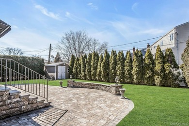 Diamond-condition Wantagh split: 3 beds, 2.5 baths, oversized - photo 21