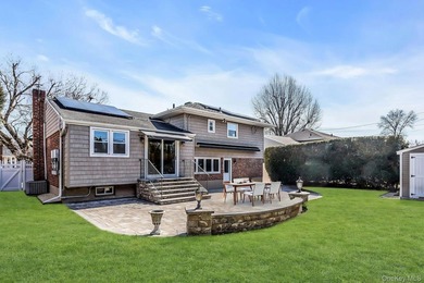 Diamond-condition Wantagh split: 3 beds, 2.5 baths, oversized - photo 22