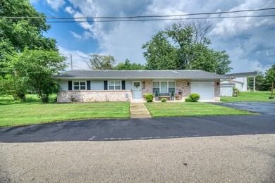 Stunning three bedrooms two baths, master bath, 1600 square foot - photo 2
