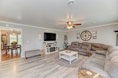 Stunning three bedrooms two baths, master bath, 1600 square foot - photo 3