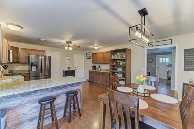 Stunning three bedrooms two baths, master bath, 1600 square foot - photo 8