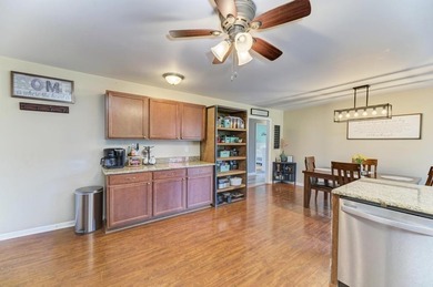Stunning three bedrooms two baths, master bath, 1600 square foot - photo 10