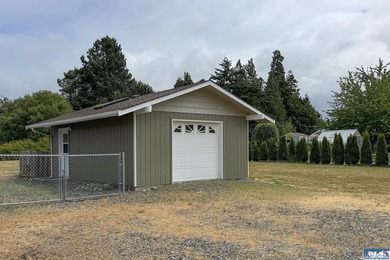 Move right into this beautifully remodeled 3 BR, 2 BA rambler - photo 39
