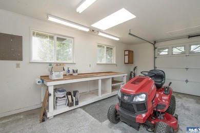 Move right into this beautifully remodeled 3 BR, 2 BA rambler - photo 41