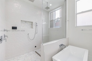 Outstanding new modern one story home in Biscayne Park. High end - photo 36