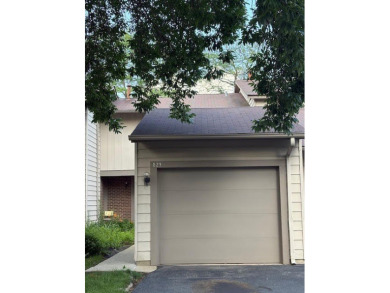 Lake Townhome/Townhouse For Sale in Vernon Hills, Illinois
