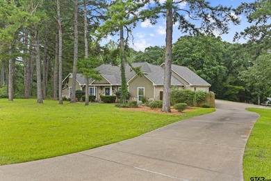 Welcome to this spacious 4-bedroom, 3-bathroom traditional home - photo 2