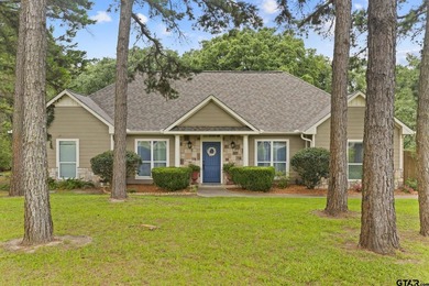 Welcome to this spacious 4-bedroom, 3-bathroom traditional home - photo 3