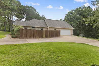 Welcome to this spacious 4-bedroom, 3-bathroom traditional home - photo 4