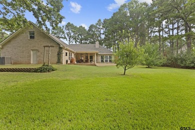 Welcome to this spacious 4-bedroom, 3-bathroom traditional home - photo 5