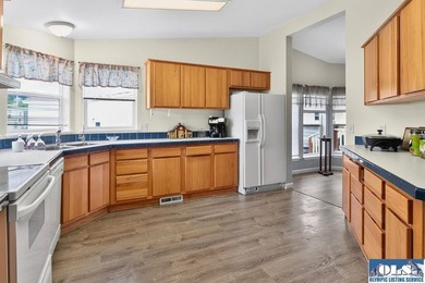 Built in 2001 and located in desirable Hendrickson Park, this - photo 11