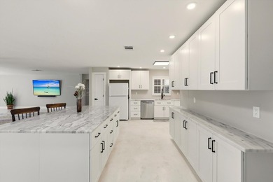 A 0.4 Acre Oversized Private Deep-Water Sanctuary Experience - photo 18