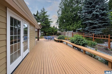 One level, 3 bedroom, 2 bath home with a den, located on the - photo 19