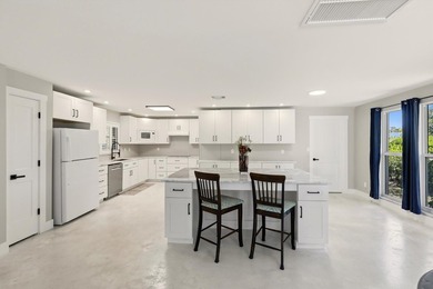 A 0.4 Acre Oversized Private Deep-Water Sanctuary Experience - photo 19