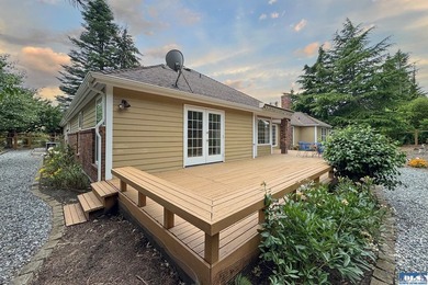 One level, 3 bedroom, 2 bath home with a den, located on the - photo 21