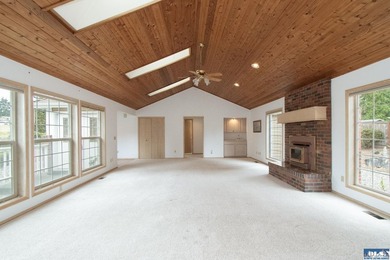 One level, 3 bedroom, 2 bath home with a den, located on the - photo 28