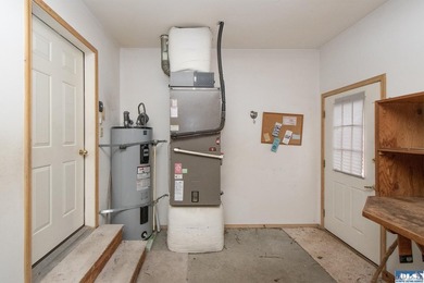 One level, 3 bedroom, 2 bath home with a den, located on the - photo 39
