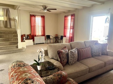 Investor alert! This spacious legal duplex in the sought-after - photo 2