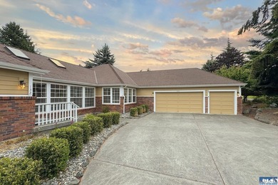 One level, 3 bedroom, 2 bath home with a den, located on the - photo 43