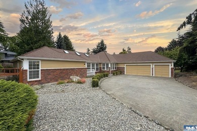 One level, 3 bedroom, 2 bath home with a den, located on the - photo 44