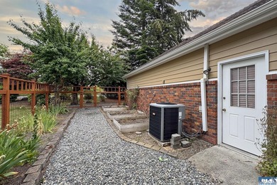 One level, 3 bedroom, 2 bath home with a den, located on the - photo 45