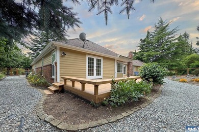 One level, 3 bedroom, 2 bath home with a den, located on the - photo 49
