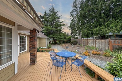 One level, 3 bedroom, 2 bath home with a den, located on the - photo 50