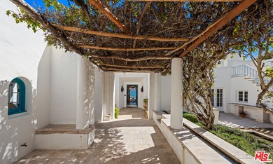 A once in a generation oceanfront estate located in Paradise - photo 2