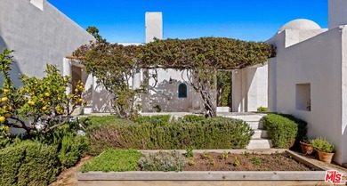 A once in a generation oceanfront estate located in Paradise - photo 4