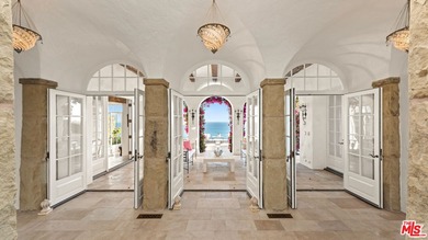 A once in a generation oceanfront estate located in Paradise - photo 5