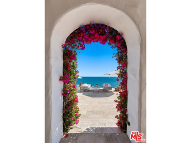 A once in a generation oceanfront estate located in Paradise - photo 6