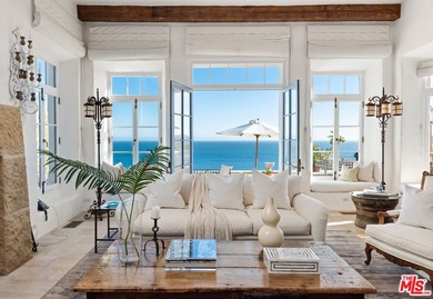 A once in a generation oceanfront estate located in Paradise - photo 10