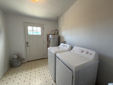 Fresh, comfortable, and move-in ready, this 3 bed, 2 bath home - photo 20