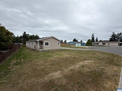 Fresh, comfortable, and move-in ready, this 3 bed, 2 bath home - photo 23