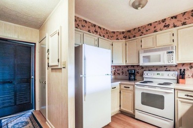 LOCATION! LOCATION! LOCATION! Amazing opportunity to own this - photo 2