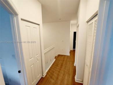 Spectacular Townhouse Located in a private and secure community - photo 14