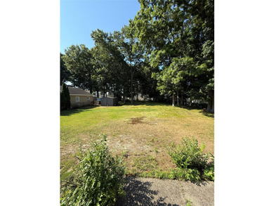 Charming 3-bedroom, 1-bathroom ranch perfectly situated on a - photo 11